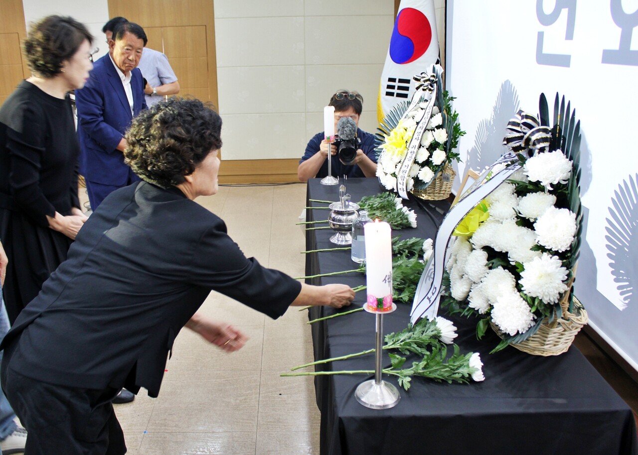'장생탄광 희생자 추모제'에서 시민들이 영정 앞에 헌화하고 있다.(2025.9.29.대구시의회 대회의실) / 사진.평화뉴스 정준민 기자