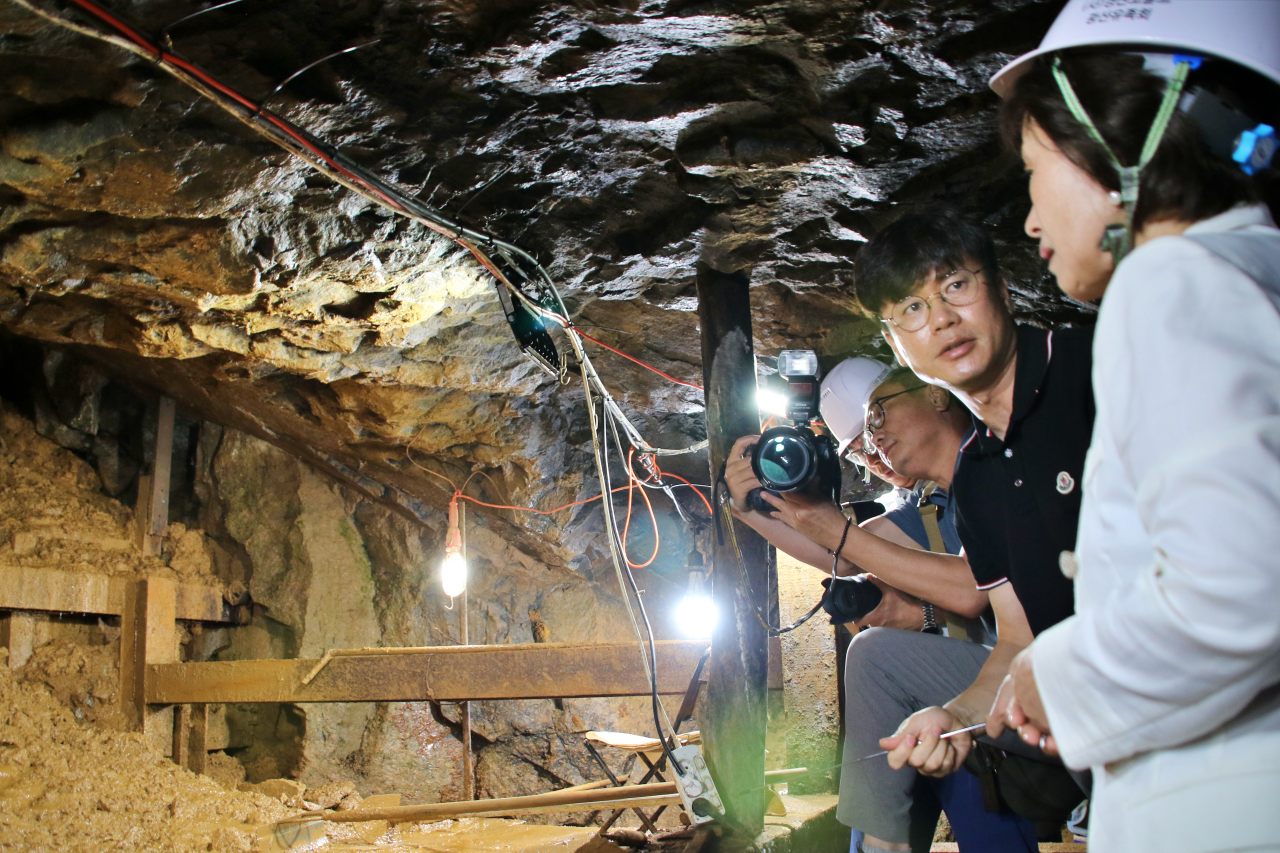 수평갱도 안으로 들어온 박선영 진화위원장이 민간인 학살 유해발굴 현장에서 설명을 듣고 있다.(2025.7.25)  / 사진.평화뉴스 김영화 기자