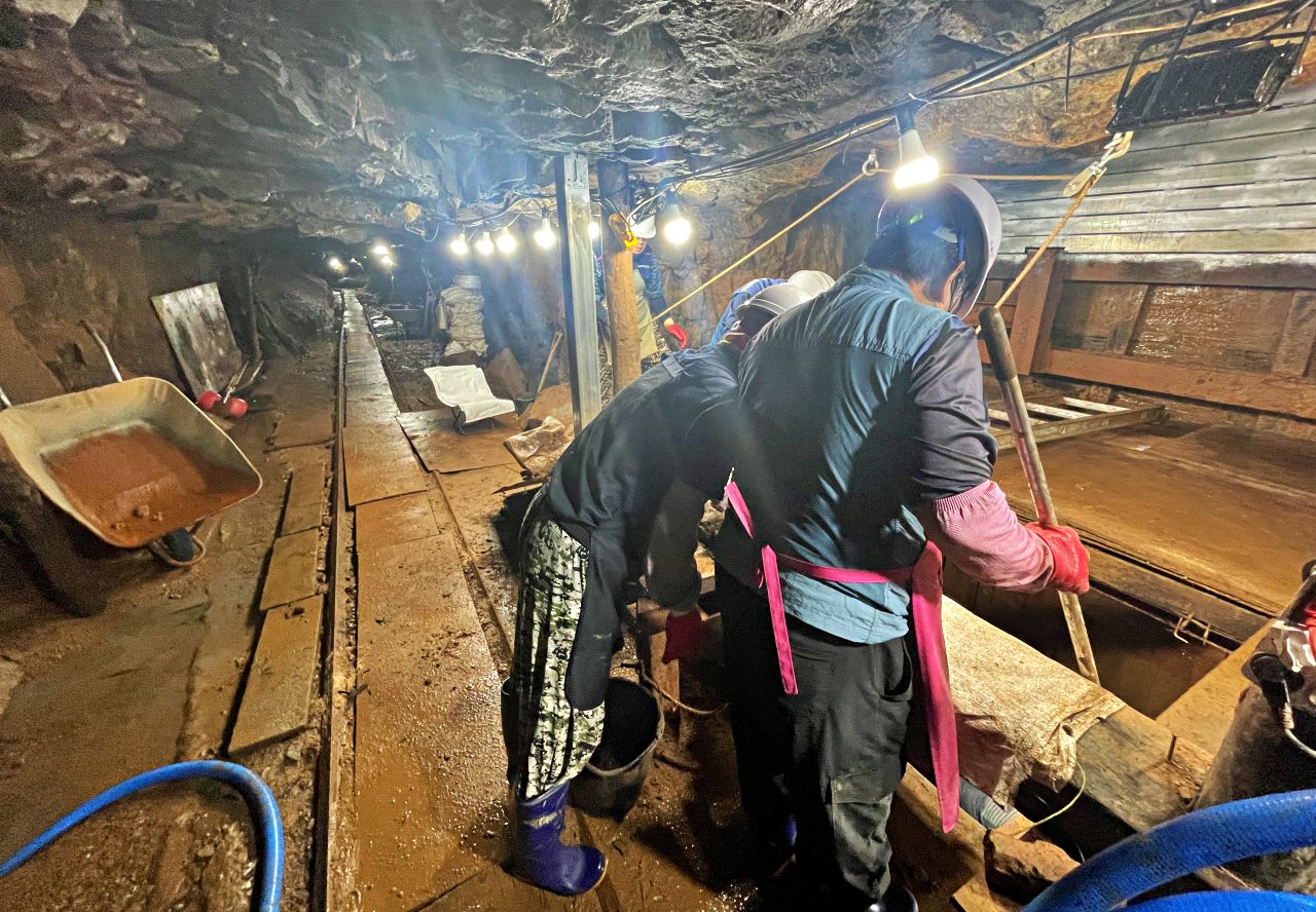 갱도 내 토사가 계속해서 무너져 내려 3차 유해 발굴에 어려움을 겪고 있다. 작업자가 물 속에서 유해를 찾고 있다.(2025.9) / 사진.경산코발트광산유족회