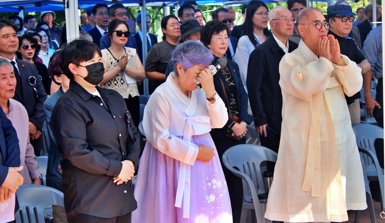 채영희 (사)10월항쟁유족회 이사장이 "아버지"라고 외치며 눈물을 닦고 있다.(2025.10.1) / 사진.평화뉴스 정준민 기자