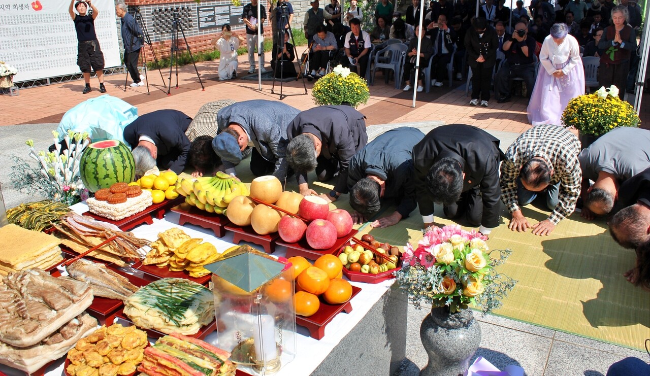 '10월항쟁 79주기·한국전쟁전후 민간인희생자 75주기 합동위령제'(2025.10.1.대구 달성군 가창면 용계체육공원 내 10월항쟁·한국전쟁전후민간인희생자 위령탑) / 사진.평화뉴스 정준민 기자