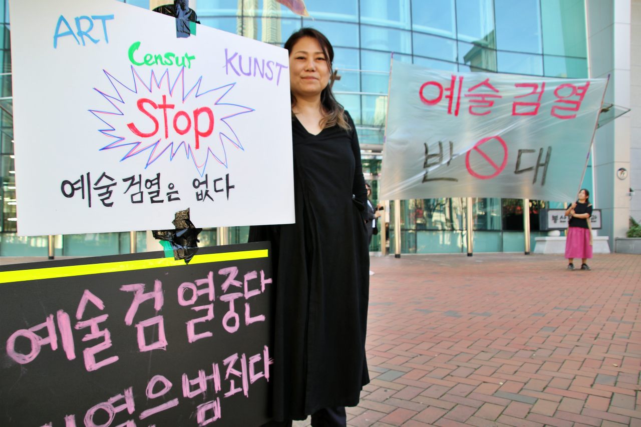 광주에서 온 김신윤주 작가가 "예술 검열은 없다" 피켓 앞에서 1인 시위 중이다.(2025.10.1) / 사진.평화뉴스 김영화 기자