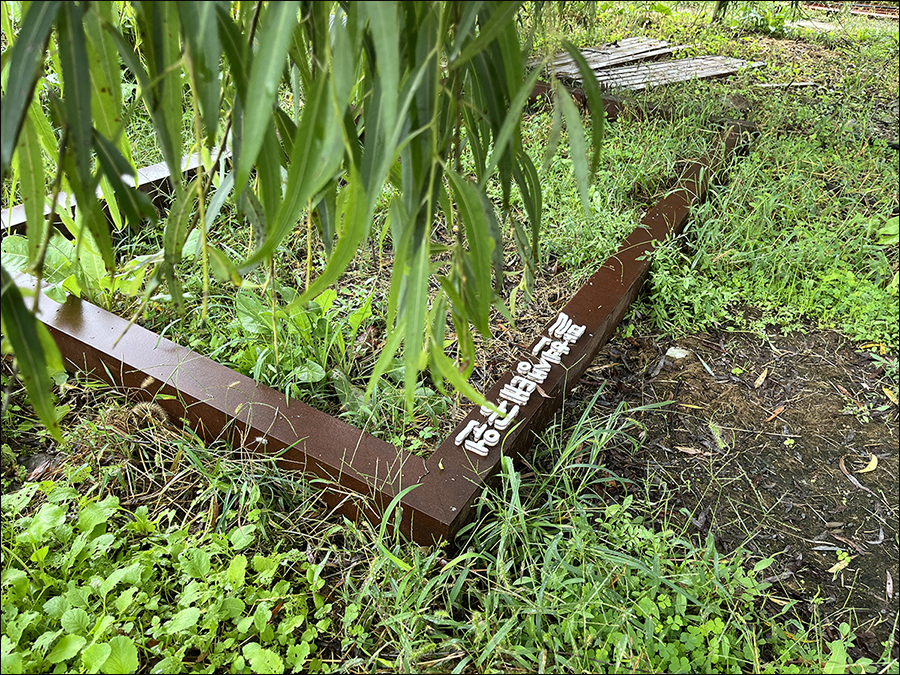 보도교 공사 때문에 뽑혀져버린 '팔현생태공원' 팻말 / 사진. 이명은