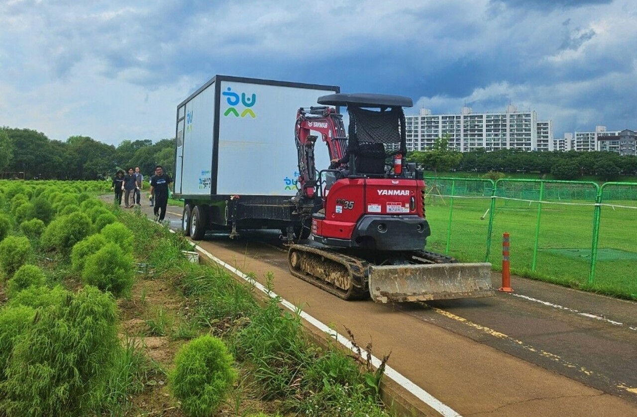 폭우로 침수됐던 수성파크골프장 컨테이너를 포크레인으로 옮기고 있다.(2024.7.18) / 사진.평화뉴스 정준민 기자