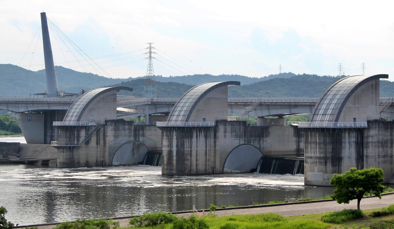대구 달성군 다사읍에 있는 강정고령보의 거대한 시멘트 보의 모습(2025.8.7) / 사진.평화뉴스 정준민 기자