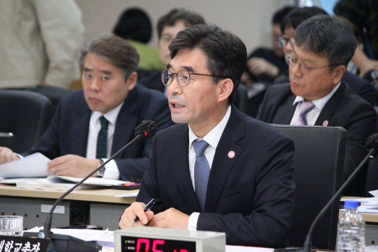 허영우 경북대 총장이 국감장에서 의원들의 질의에 대해 답변하고 있다.(2025.10.22) / 사진.평화뉴스 정준민 기자