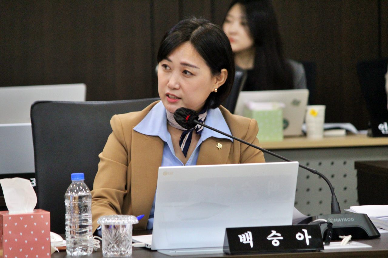 더불어민주당 백승아 국회의원이 경북대병원 필수 전공의 인력 부족 사태에 대해 질의하고 있다.(2025.10.22) / 사진.평화뉴스 정준민 기자