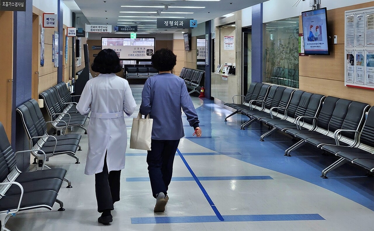 대구 중구 삼덕동 경북대병원 본원에서 한 의사가 환자와 함께 걸어가고 있다.(2024.2.23) / 사진.평화뉴스 정준민 기자