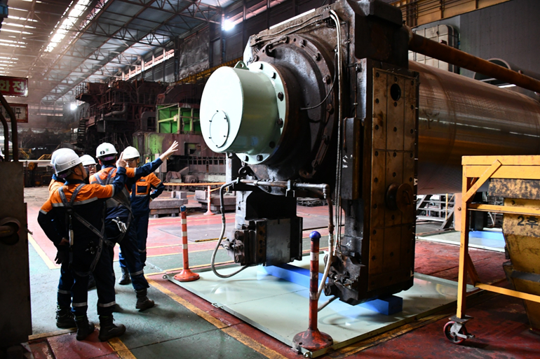 경북 포항시 포스코 포항제철소 2후판공장에서 노동자들이 기계를 지켜보고 있다.(2025.10.15) / 사진 출처.포스코