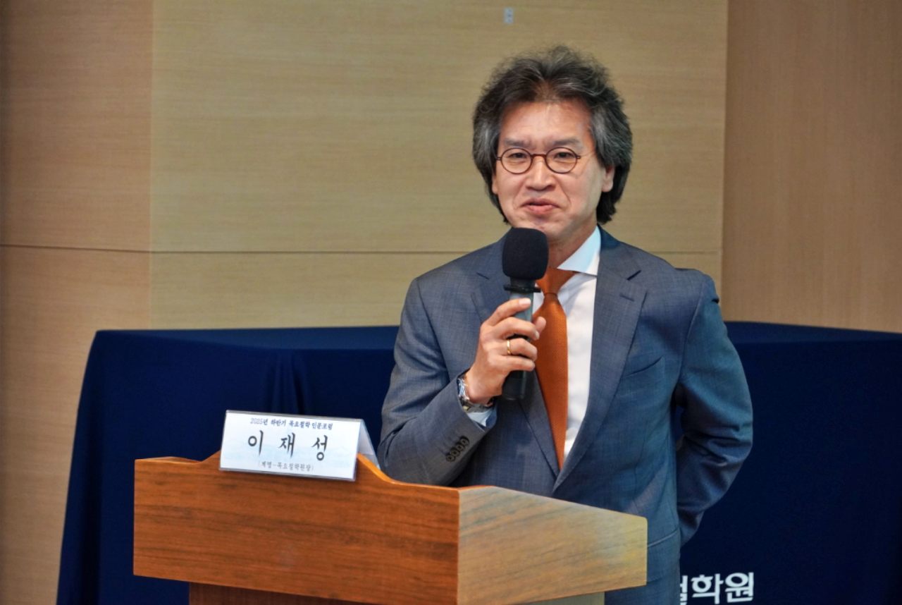 이재성 계명 목요철학원장이  목요철학 강연 중 발언을 하고 이다.(2025.10.30) / 사진.계명-목요철학원