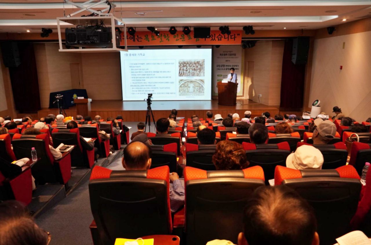 임승휘 서문대 사학과 교수가 목요철학 인문포럼에서 강연을 펼치고 있다.(2025.10.16) / 사진.계명-목요철학원
