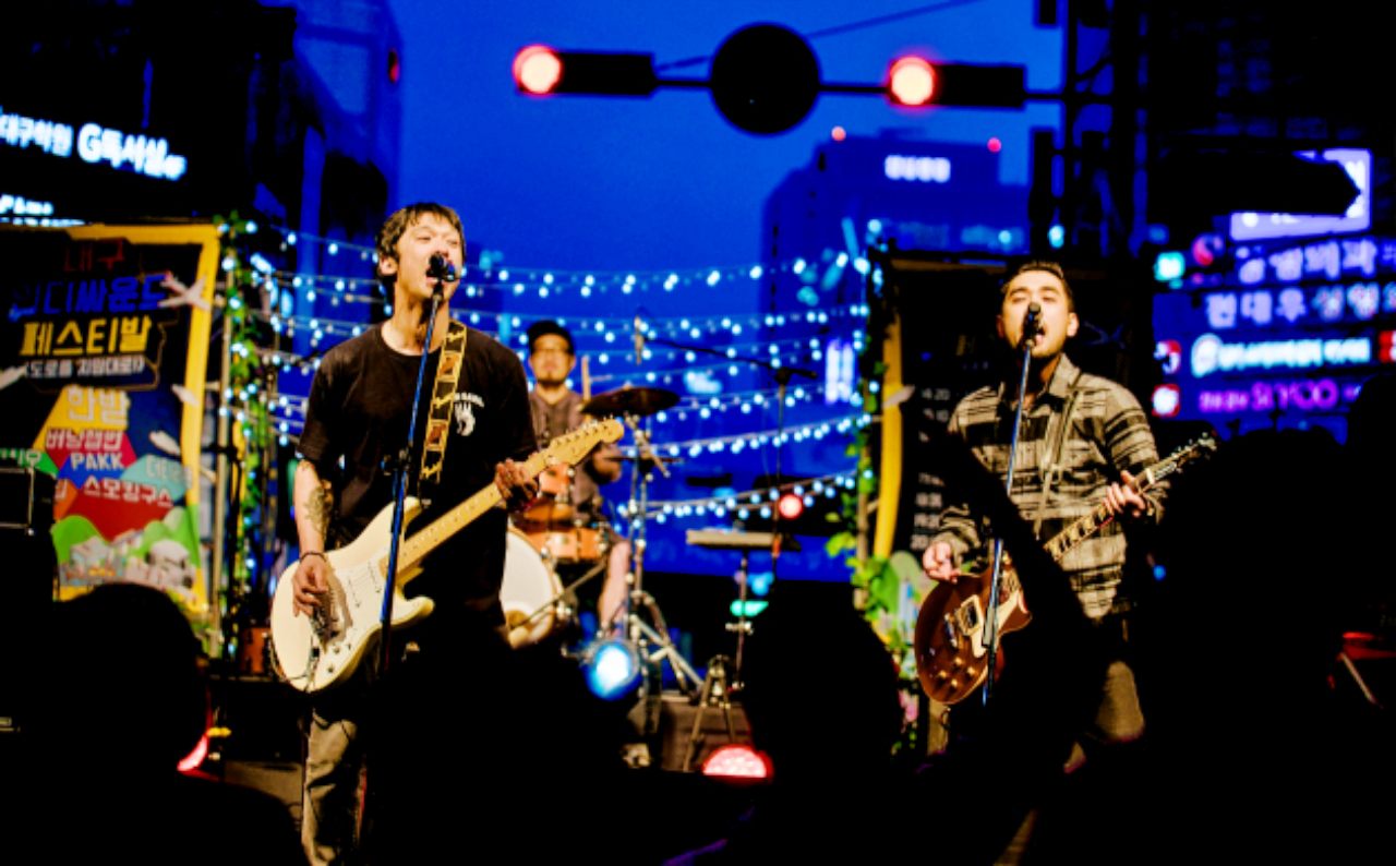 '2019 대구인디사운드페스티발' 무대에 올라 공연하는 인디밴드의 모습 / 사진.인디053 