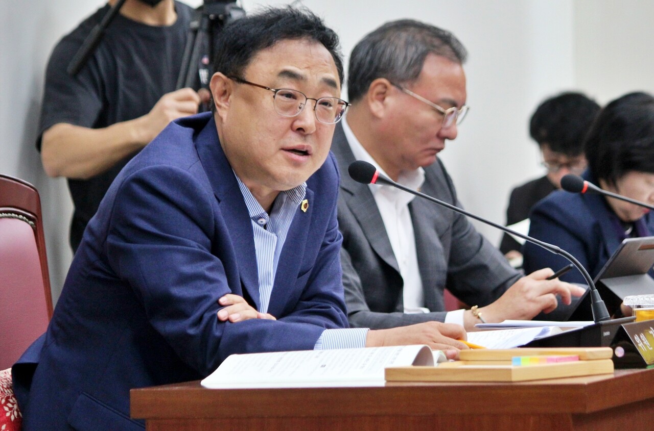 김재우(국민의힘.동구 제1선거구) 대구시의원이 대구시 보건복지국 행정사무감사에서 질의하고 있다.(2025.11.7) / 사진.평화뉴스 정준민 기자