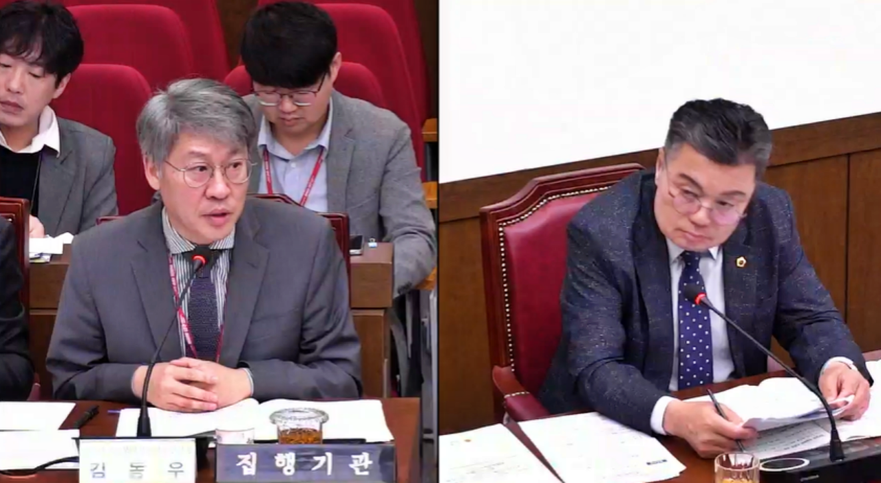 김동우 대구경북행정통합추진단장이 (오른쪽) 국민의힘 김원규 대구시의원의 질의에 대해 답변을 하고 있다.(2025.11.7) / 사진.대구시의회 