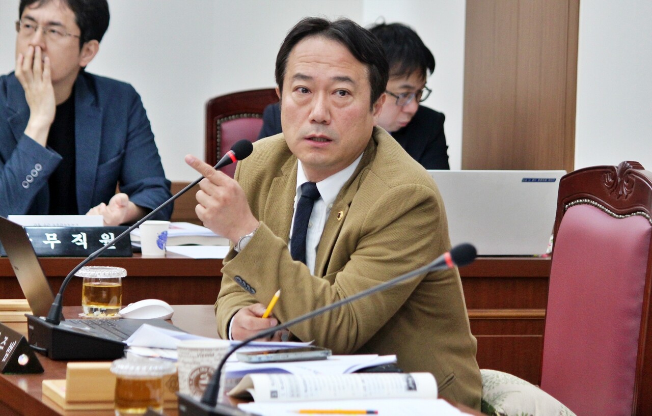 국민의힘 김주범 대구시의원이 대구시 문화체육관광국에 대한 행정사무감사에서 질의하고 있다.(2025.11.10) / 사진.평화뉴스 정준민 기자
