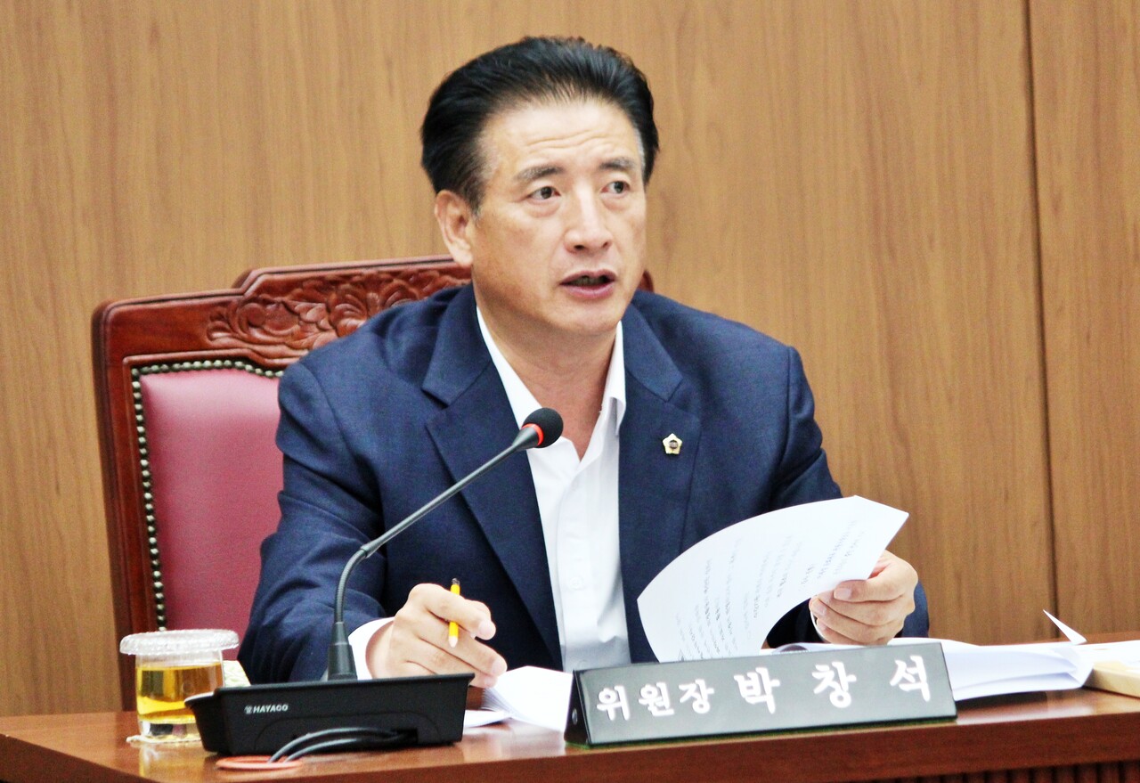 국민의힘 박창석 대구시의회 문화복지위원장이 대구시 문화체육관광국 행정사무감사에서 질의하고 있다.(2025.11.10) / 사진.평화뉴스 정준민 기자