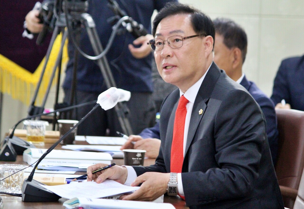 김대현 대구시의원이 대구시의회 기획행정위원회의 대구시 행정국에 대한 행정사무감사에서 질의하고 있다.(2025.11.10) / 사진.평화뉴스 정준민 기자