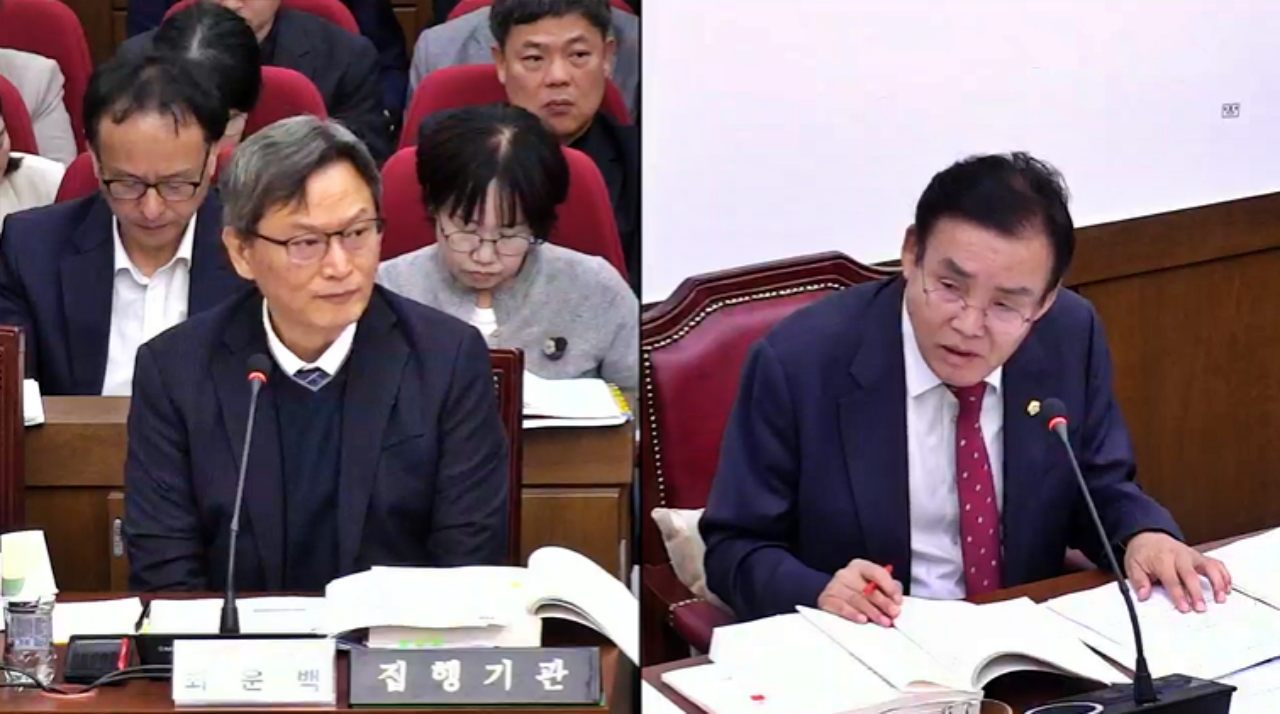 (왼쪽부터)최운백 대구시 미래혁신성장실장이 행정사무 중 윤권근 대구시의원의 질문에 대해 답하고 있다.(2025.11.7) / 사진.대구시 