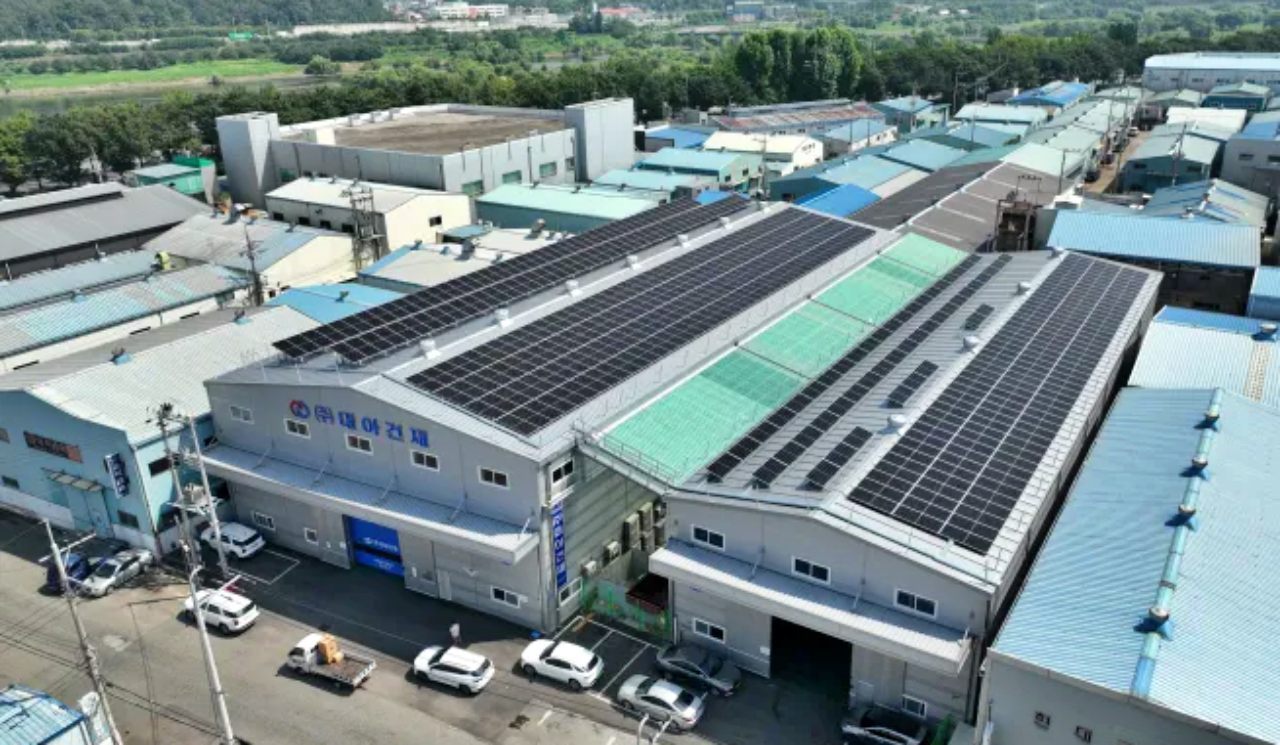 지붕형 태양광 패널 공장 설치 예시 모습 / 사진.대구시 