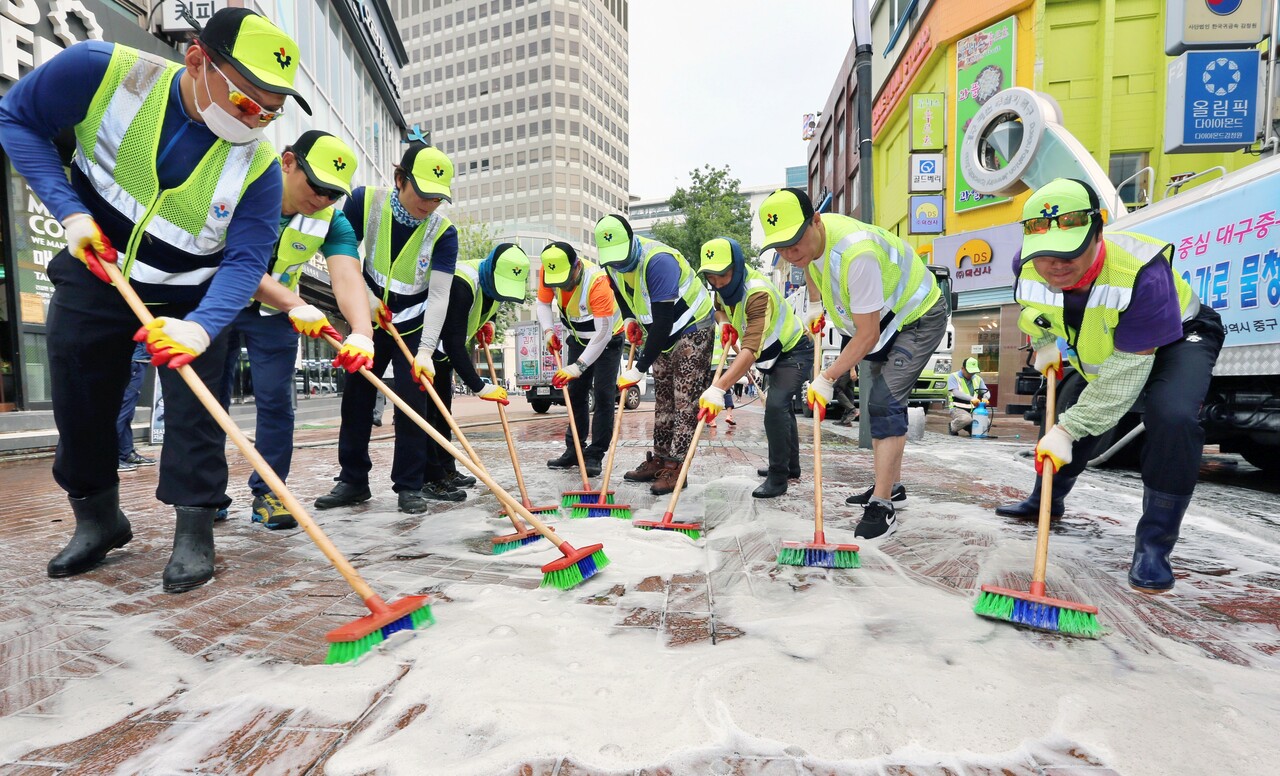 대구 중구청 환경공무직 노동자들이 거리를 닦고 있다. / 사진 출처.중구청