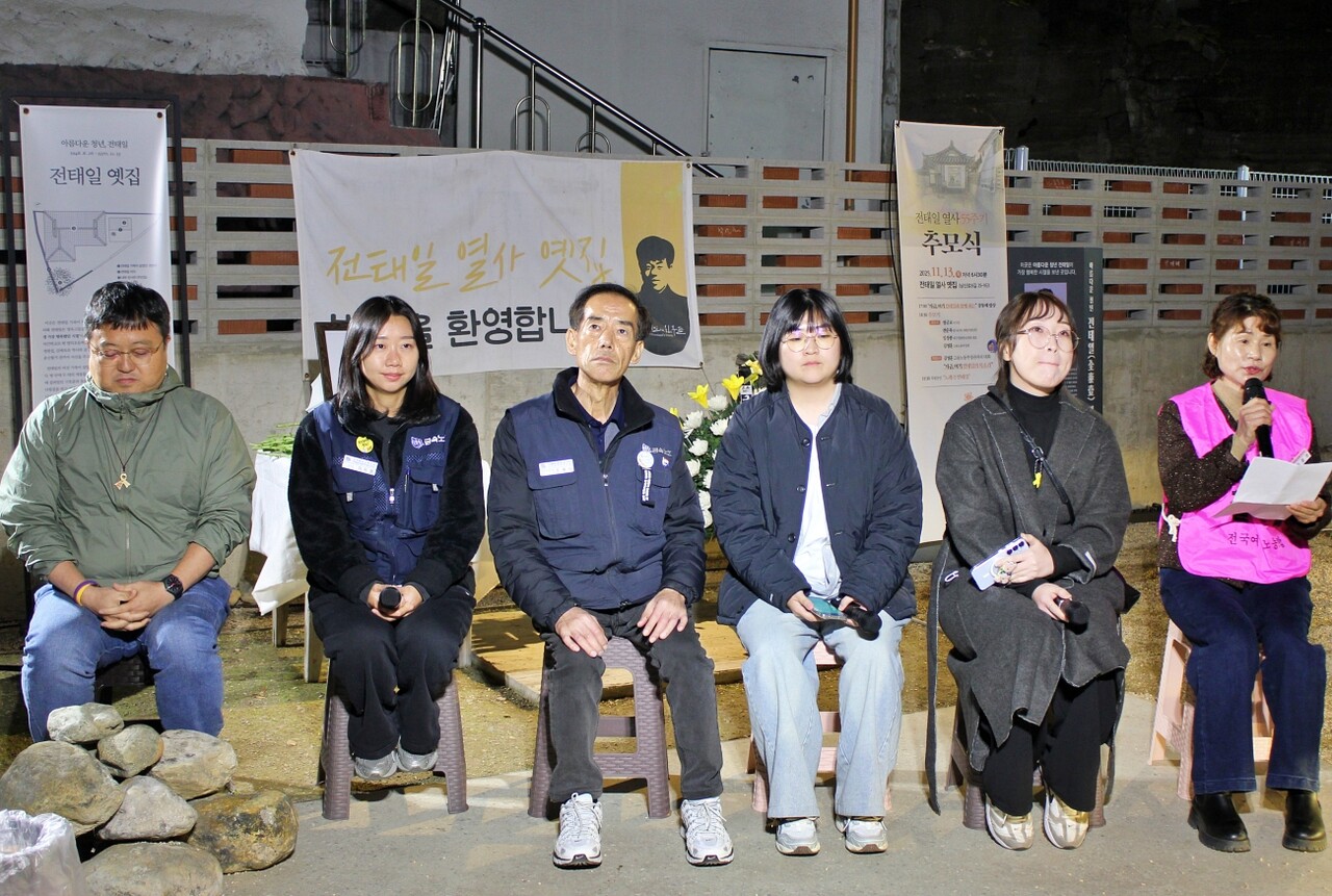 '지금 여기 전태일의 목소리'...노동자들이 자신들의 이야기를 풀어내고 있다. (왼쪽부터) 강동민 대구노동세상 활동가, 이지영 금속노조 한국옵티칼하이테크지회 사무장, 조재식 금속노조 태경산업현장위원회 대표, 김수현 대구여성노동자회 사무국장, 석진미 경북 전세사기 피해자대책위원회 위원장, 김준주 전국여성노조 대구지부 수석부지부장(2025.11.13) / 사진.평화뉴스 정준민 기자