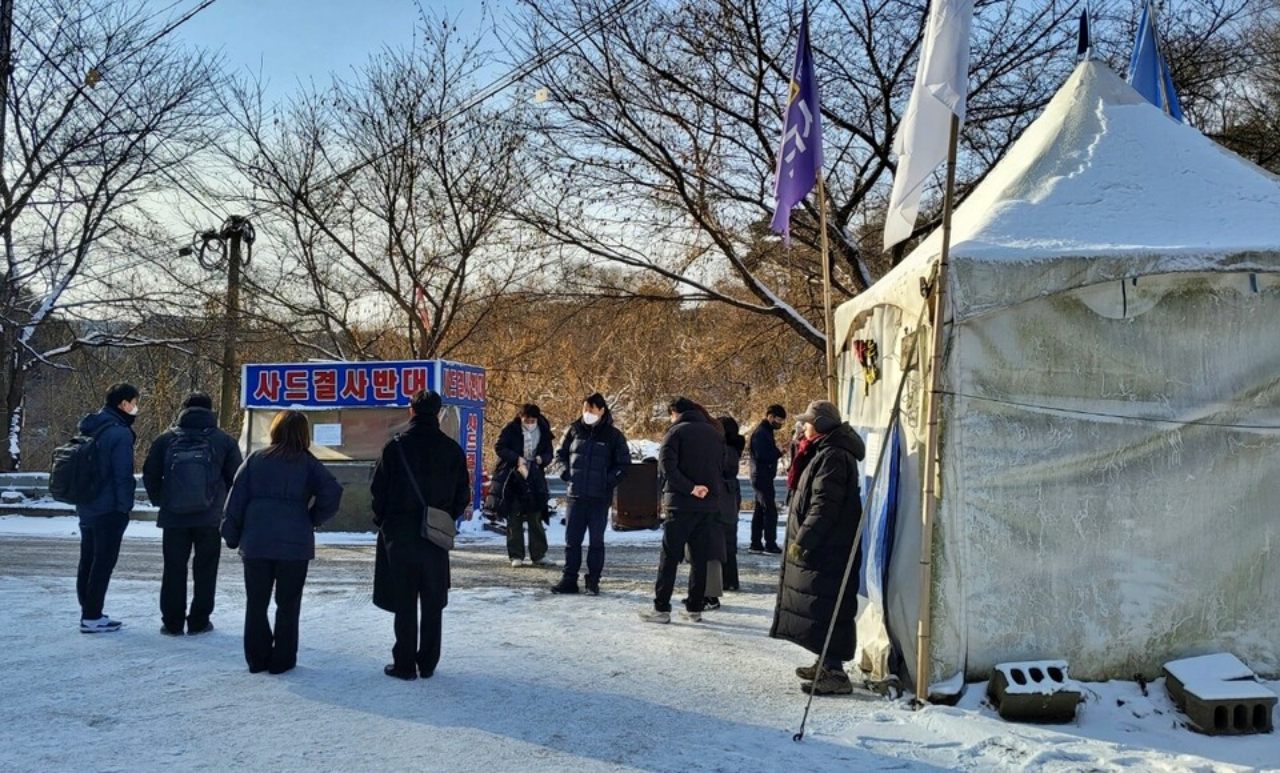 검찰의 압수수색 장소인 경북 성주군 소성리 마을회관 인근 사드 반대 집회 장소인 원불교 진밭평화교단 천막 앞(2025.1.9) / 사진 제공.사드철회 소성리 종합상황실