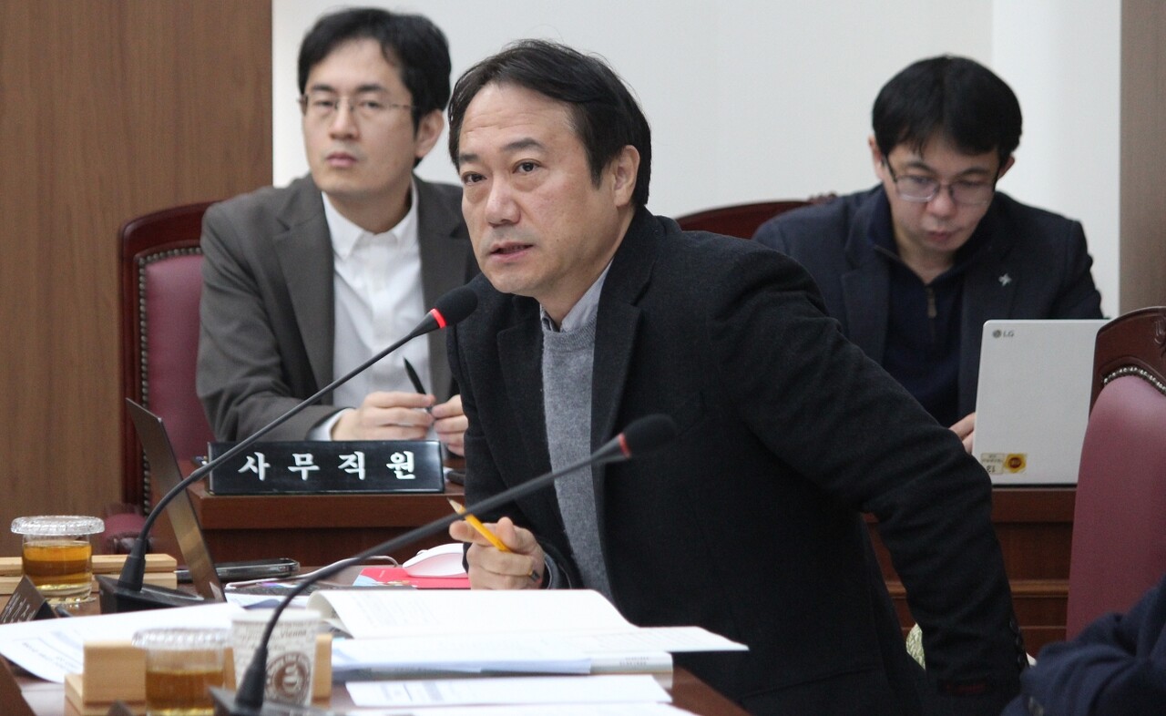 김주범 대구시의원이 '어린이기자단 운영'과 관련해 대구시 공보관에 질의 중이다.(2025.11.19) / 사진.평화뉴스 정준민 기자