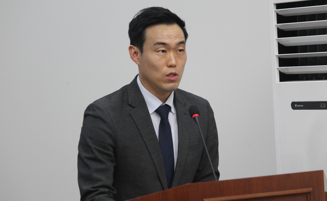 김진혁 대구시 공보관이 업무보고 중이다.(2025.11.19) / 사진.평화뉴스 정준민 기자