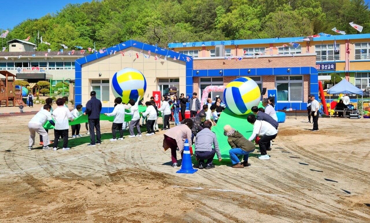 김천 증산초등학교 운동회에서 아이들과 어르신들이 공굴리기를 하고 있는 모습(2025.5.2) / 사진 출처.김천교육지원청