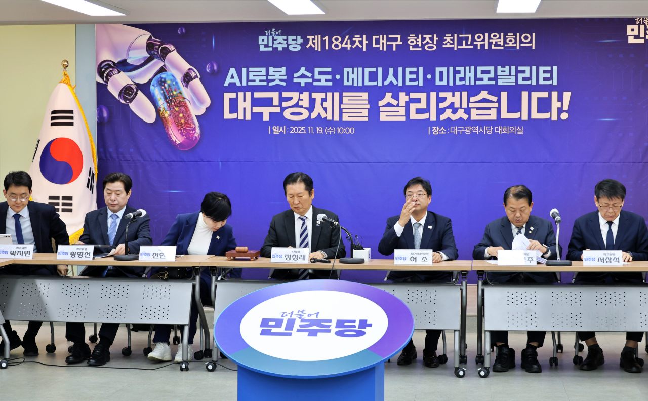 (왼쪽부터) 민주당 박지원, 황명선, 전현희 최고위원과 정청래 대표, 허소 대구시당 위원장, 김병주, 서삼석 최고위원(2025.11.19.민주당 대구시당 김대중홀) / 사진.평화뉴스 김영화 기자