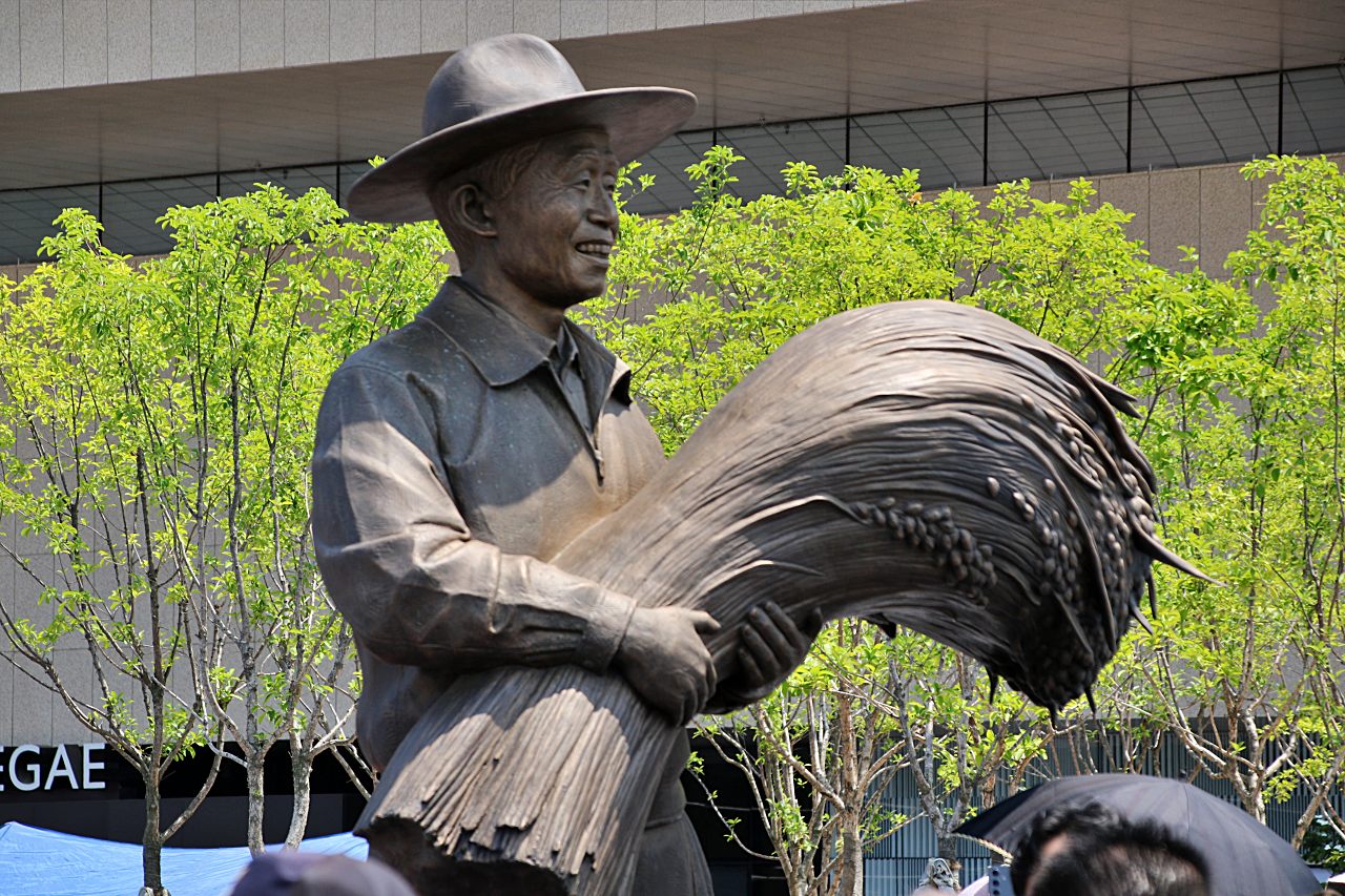대구시가 동대구역 광장에 설치한 3m 높이의 박정희 동상(2025.6.1) / 사진.평화뉴스 김영화 기자