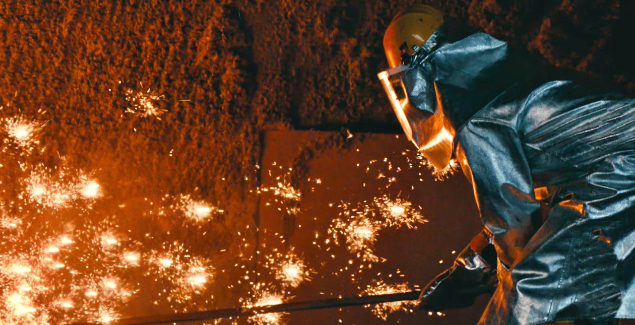 포스코에서 일하는 한 노동자가 방염복을 입고 작업하고 있다.  / 사진 출처.포스코