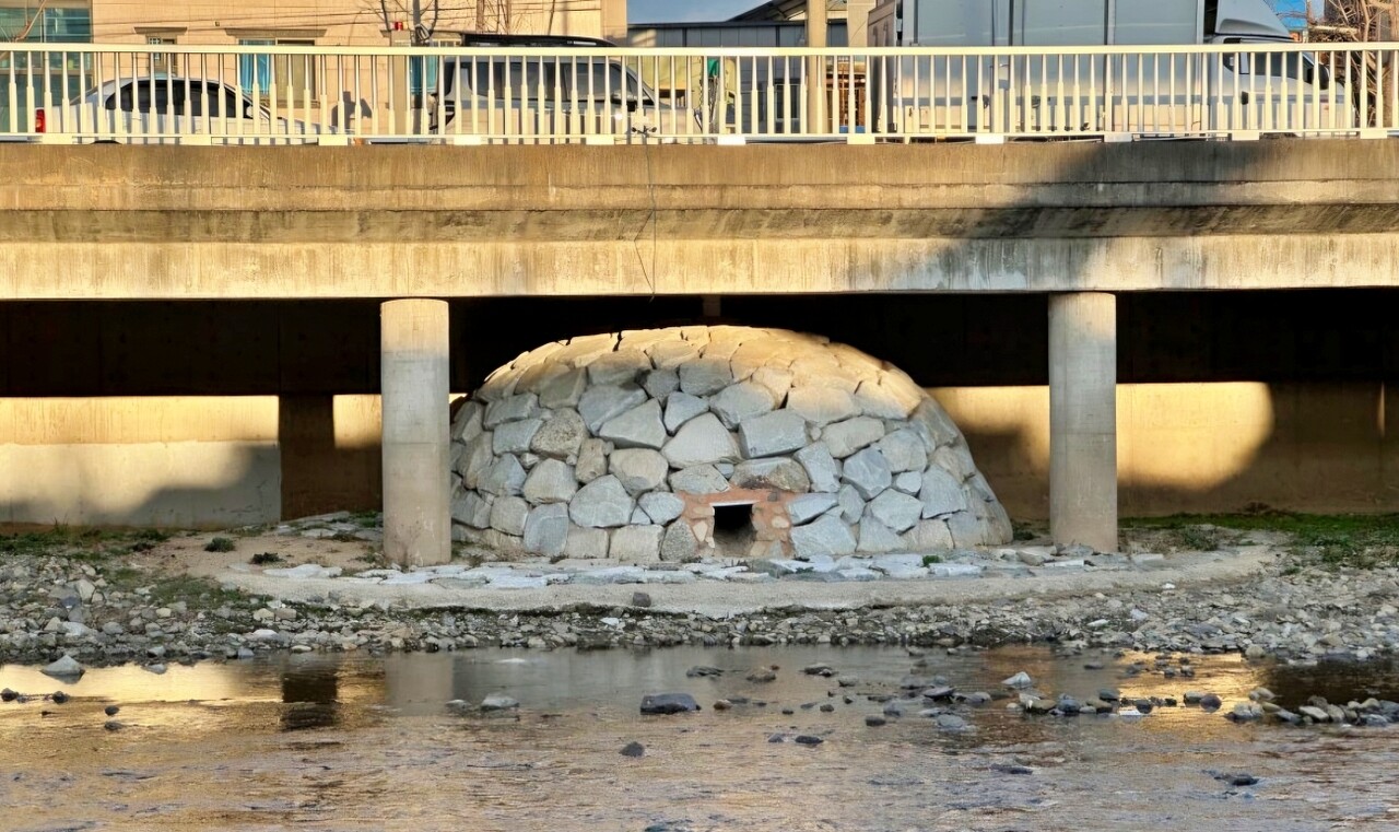대구 북구 태전동 구암교와 태전교 일대에 설치된 이글루 모양 '수달 보금자리' / 사진. 최우영 북구의원 제공