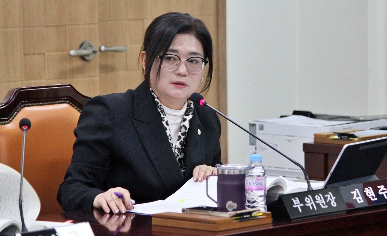 김현주 북구의원이 북구청 건설과에 대한 행정사무감사에서 질의하고 있다.(2025.11.24) / 사진.평화뉴스 정준민 기자