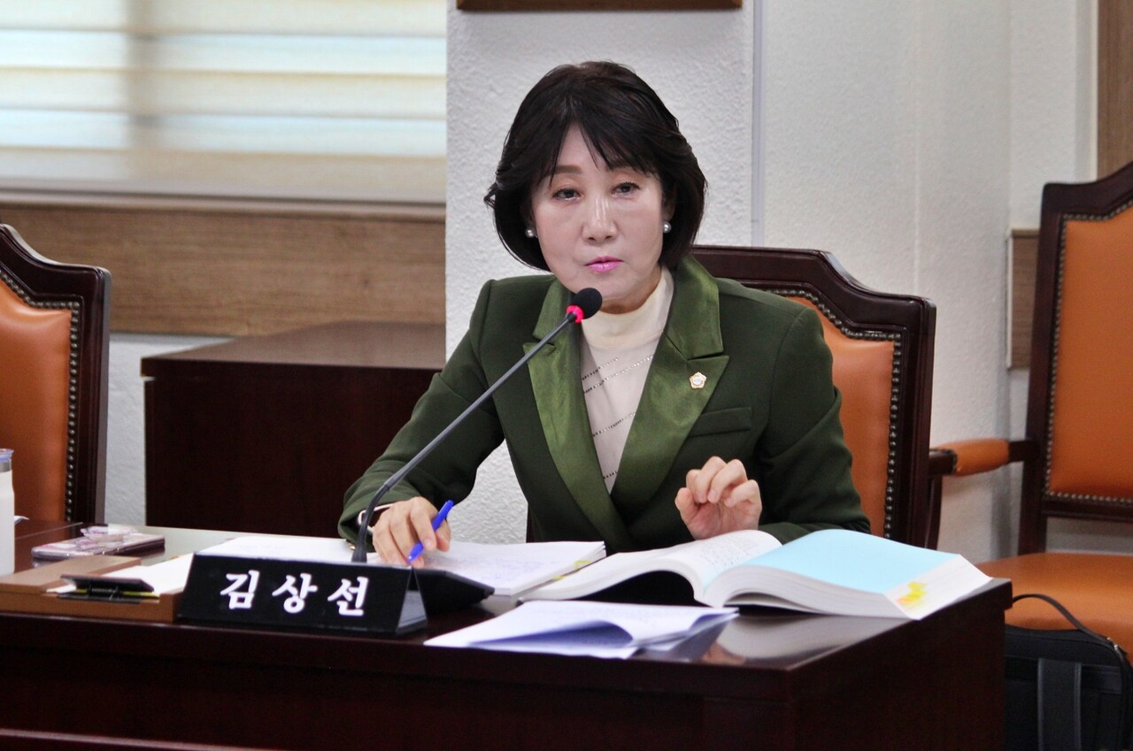 김상선 북구의원이 북구청 건설과에 대한 행정사무감사에서 질의하고 있다.(2025.11.24) / 사진.평화뉴스 정준민 기자