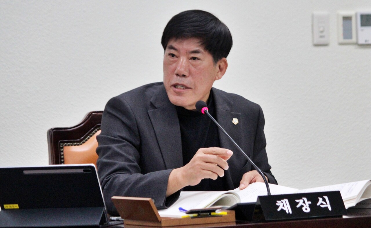 채장식 북구의원이 북구청 자원순환과에 대한 행정사무감사에서 질의하고 있다.(2025.11.25) / 사진.평화뉴스 정준민 기자