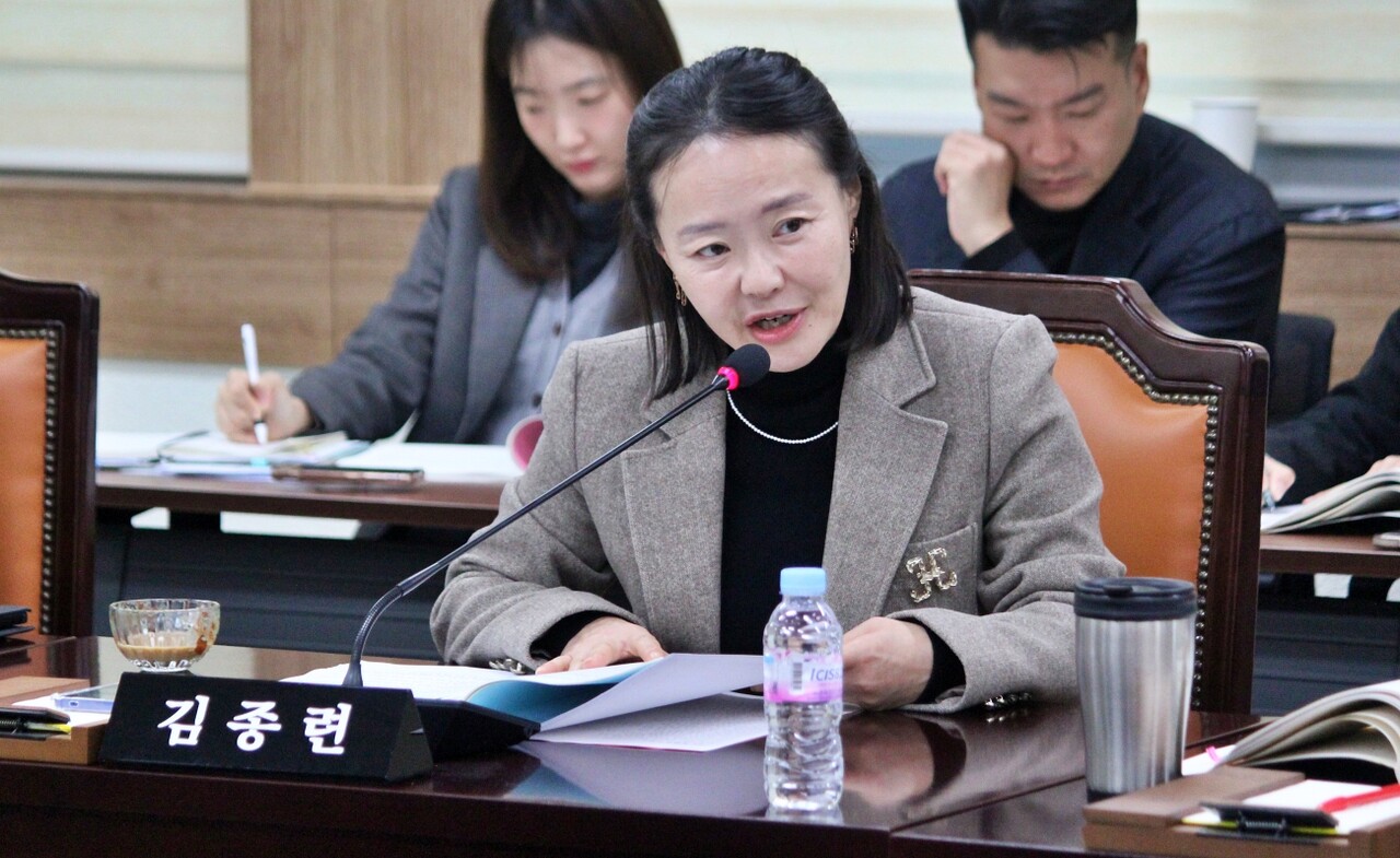 김종련 의원이 행정사무감사에서 질의 중이다.(2025.11.25) / 사진.평화뉴스 정준민 기자