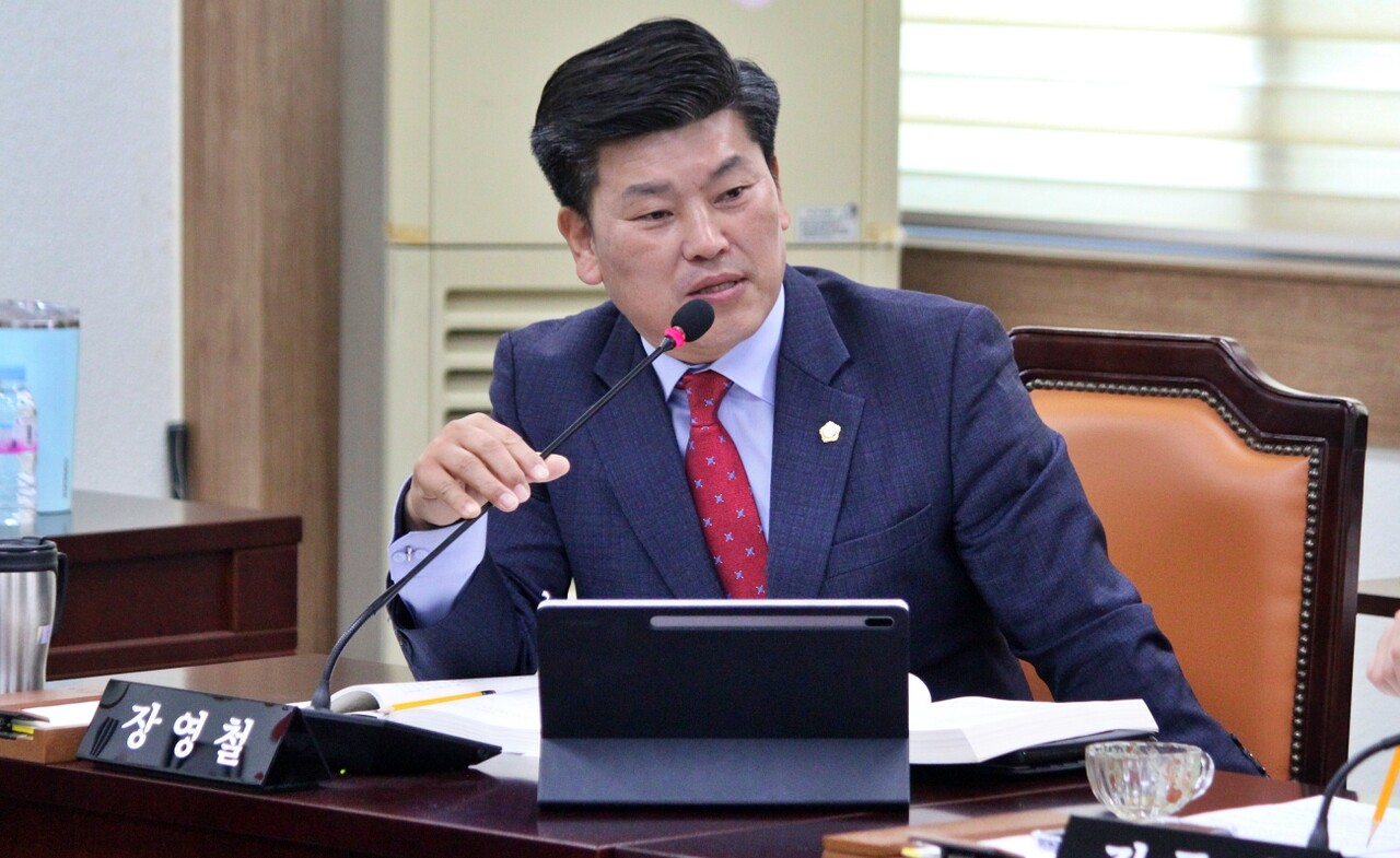 장영철 북구의원이 북구청 자원순환과에 대한 행정사무감사에서 질의하고 있다.(2025.11.25) / 사진.평화뉴스 정준민 기자