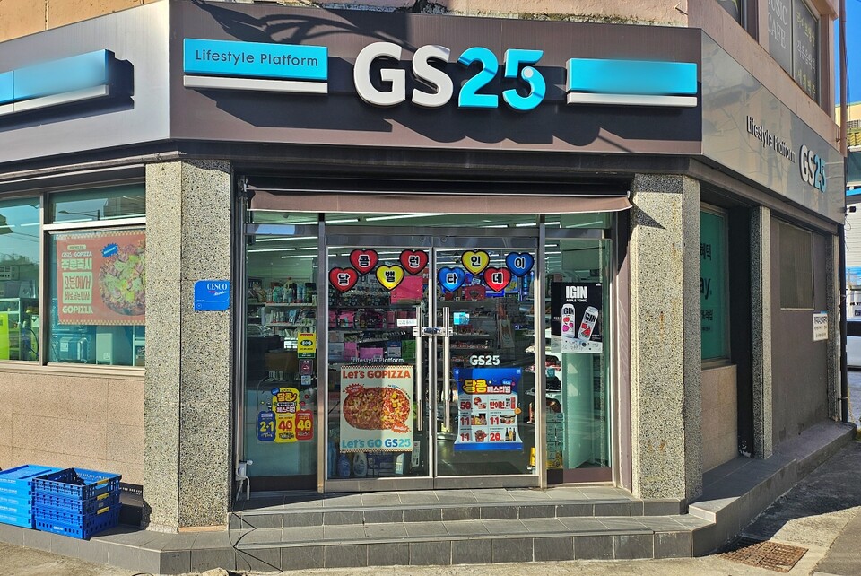 대구 중구 소재 한 편의점에 휠체어 경사로 없이 계단만 설치돼 있다.(2025.2.17) / 사진.평화뉴스 정준민 기자